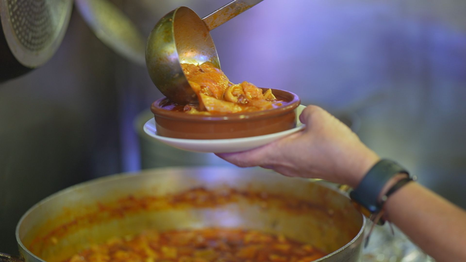 Un plat de tripa servit a El Racó del Mercat, al reportatge de betevé