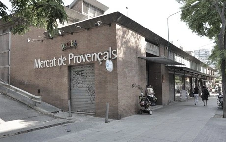 L’antiga entrada del Mercat de Provençals, amb la façana de maó i el rètol del mercat