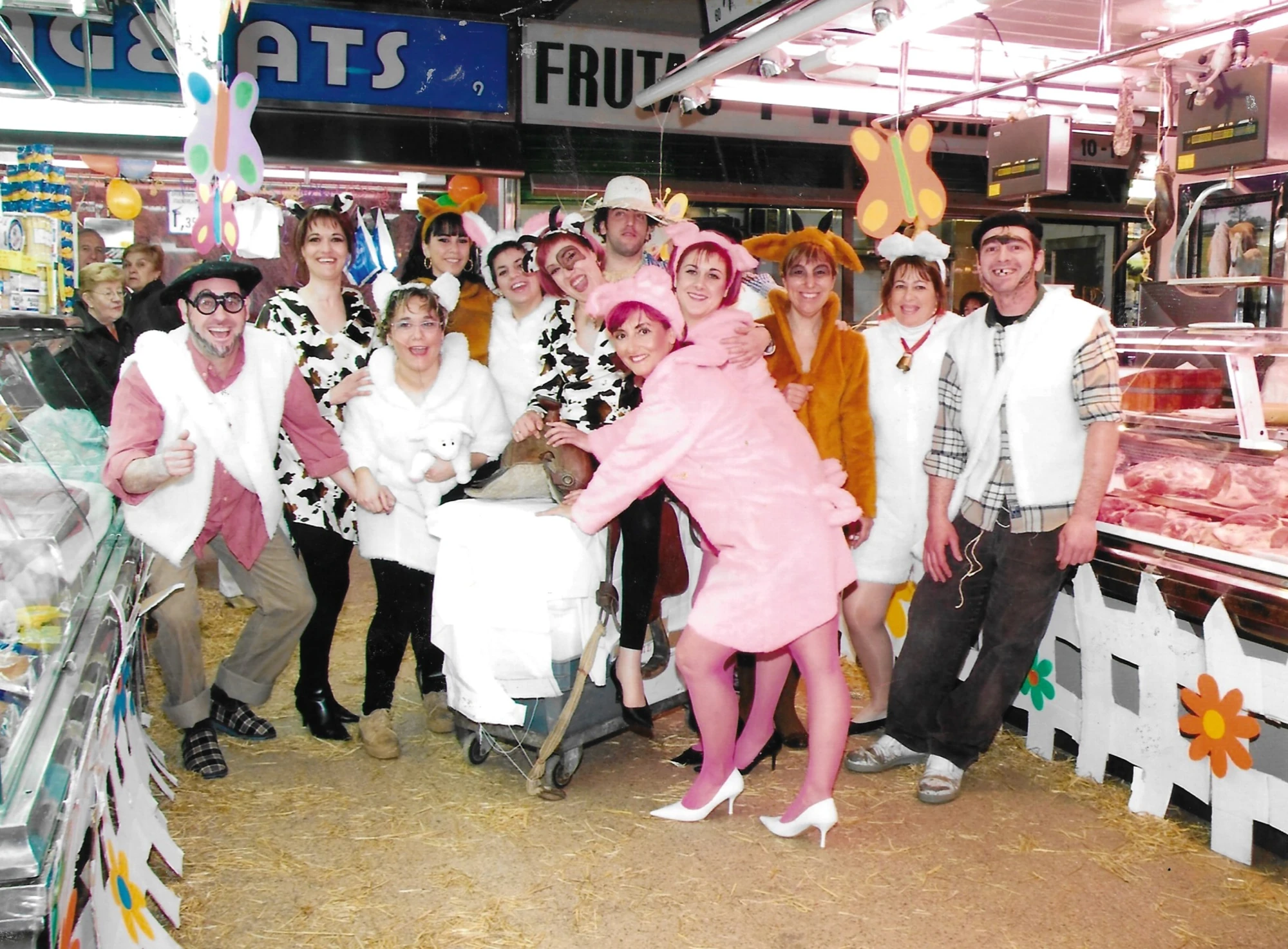 Un grup de persones disfressades als passadissos del mercat durant una celebració