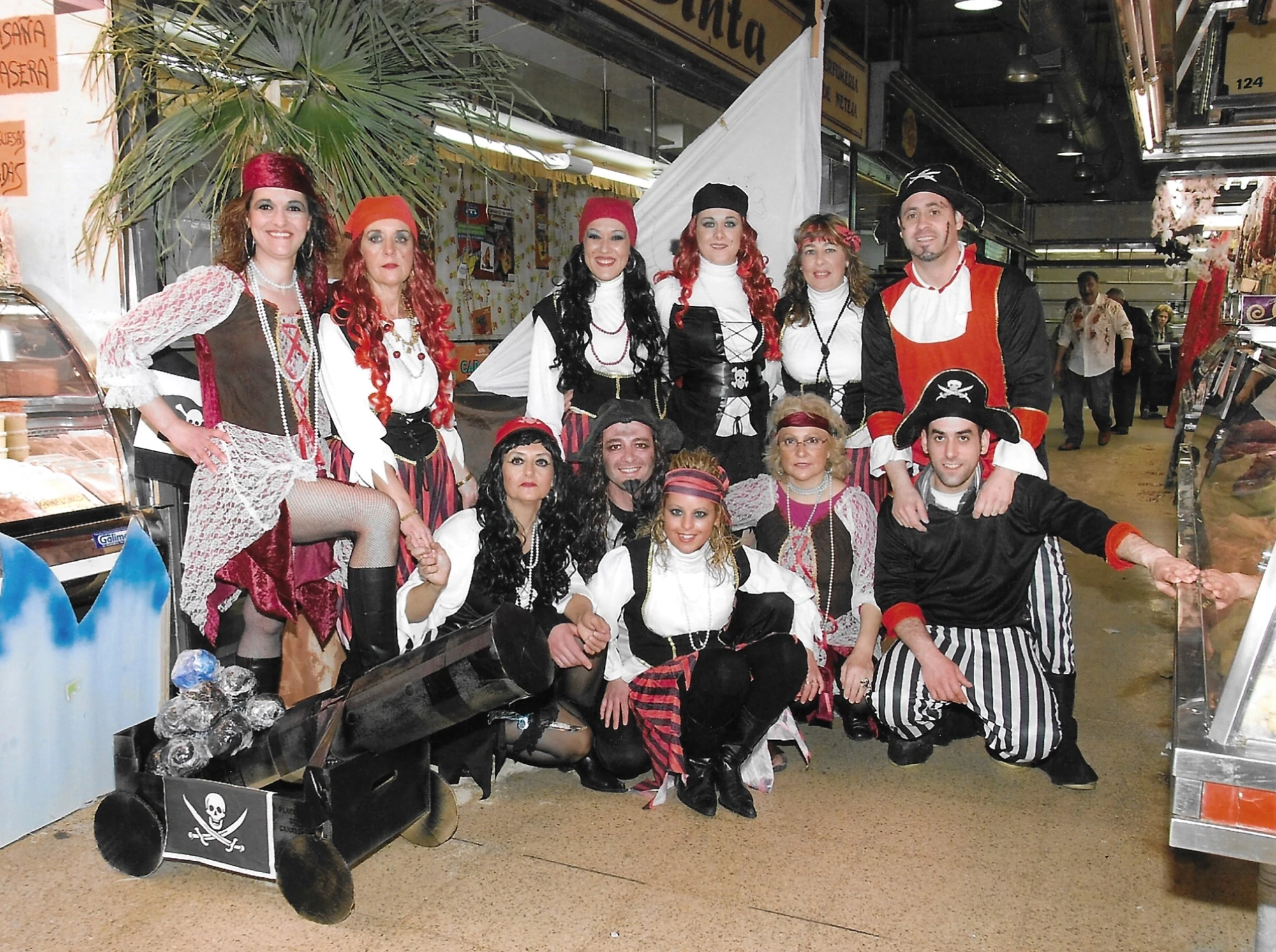 Un grup amb disfresses de pirates i un cofre als passadissos del mercat