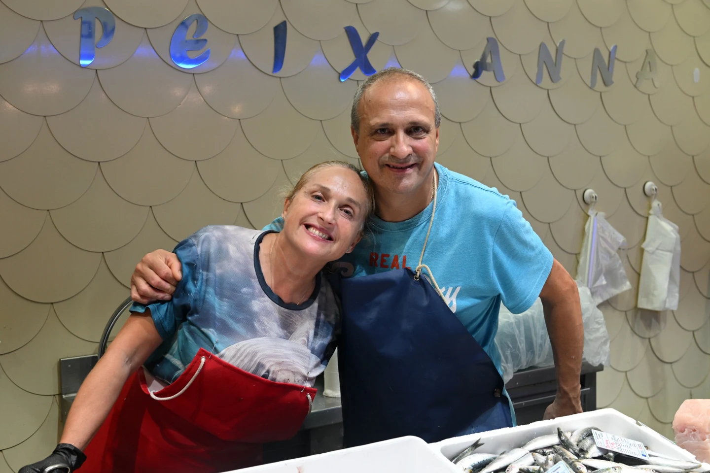 L’equip de Peix Fresc Anna al taulell de la peixateria