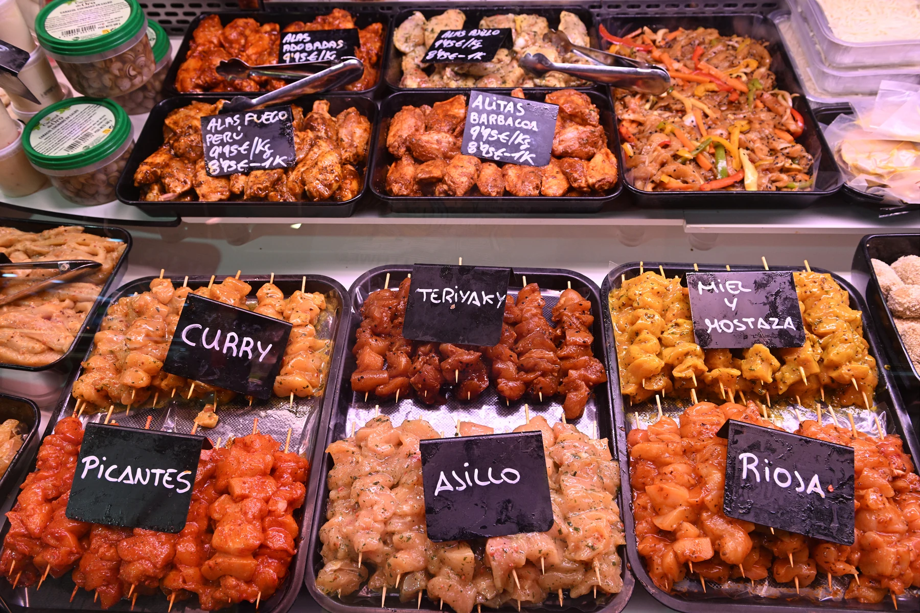 Broquetes i preparats de polleria al taulell