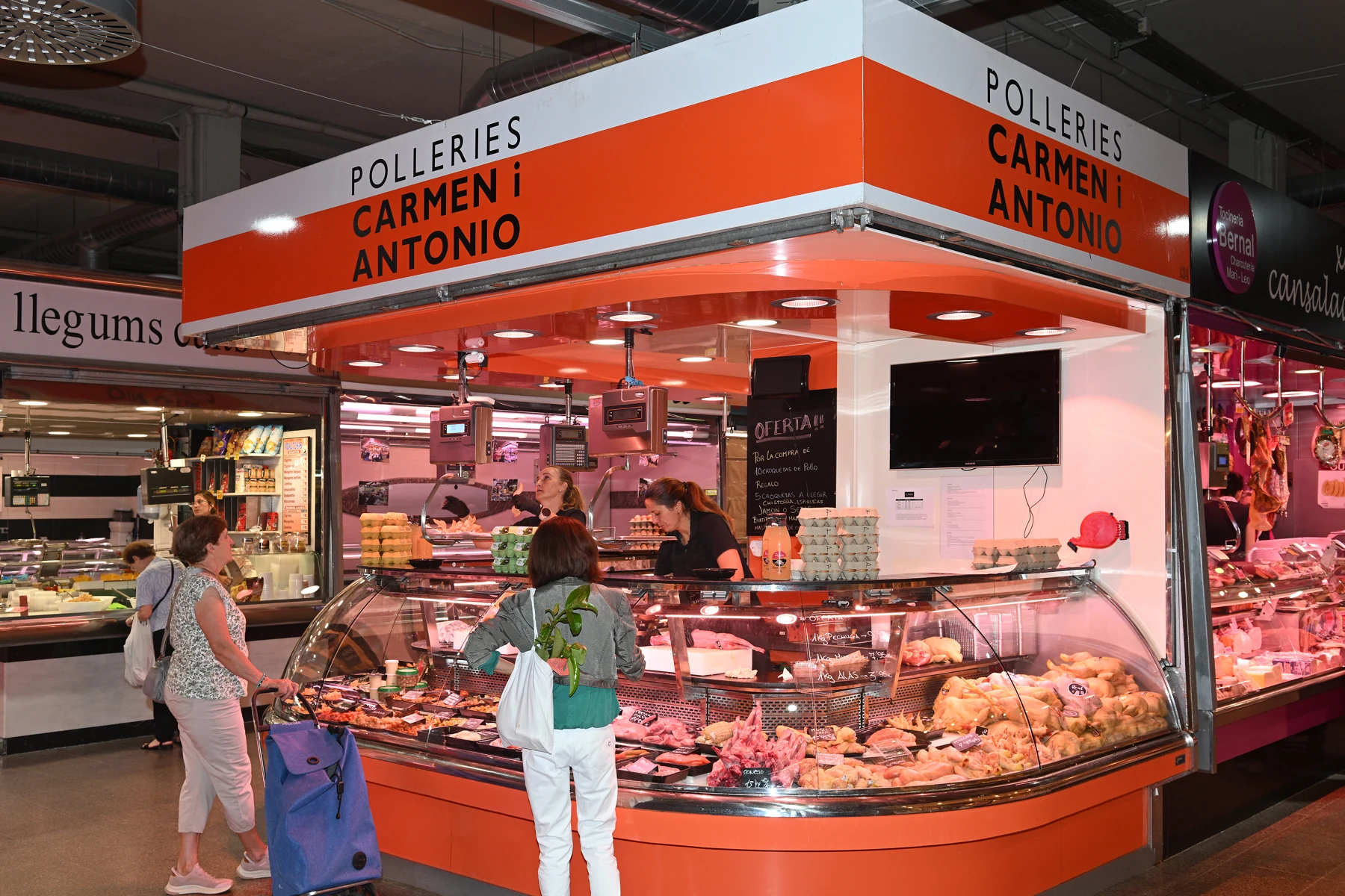 Vista de la parada de Polleries El Pagès al Mercat de Provençals